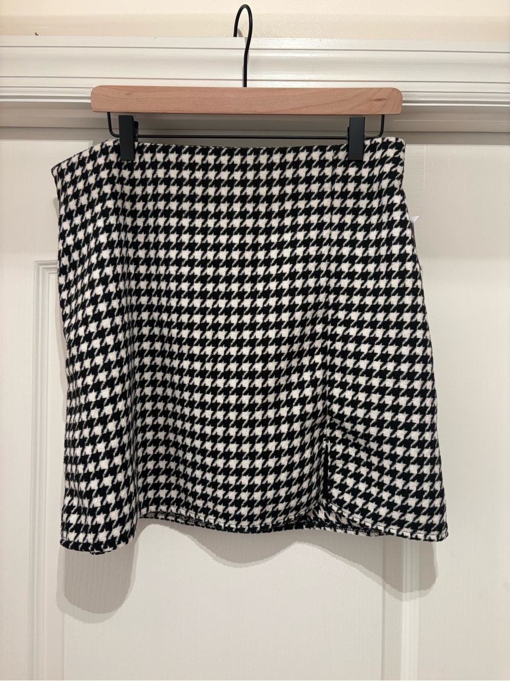 Women’s Old Navy high waisted mini skirt in black &white houndstooth size LP NWT